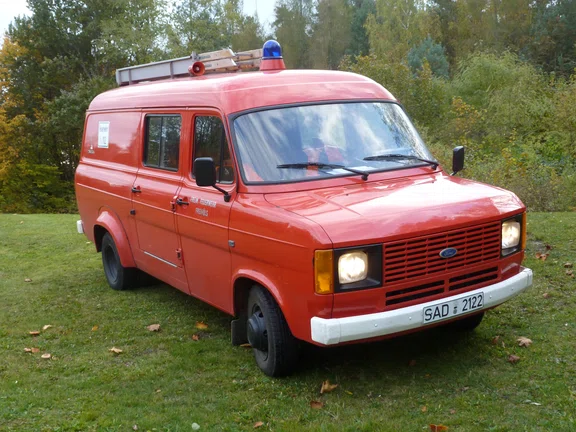 roter Ford Transit